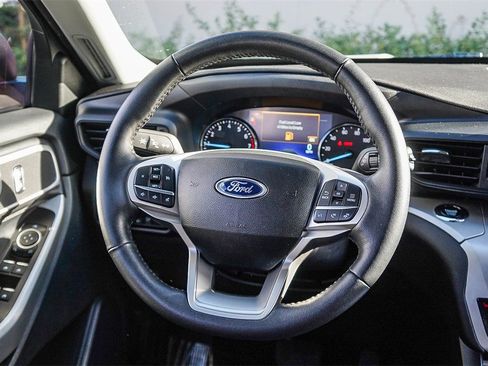 Used 2023 Ford Explorer XLT image 15