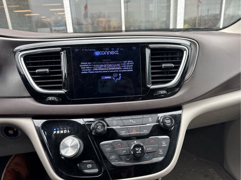 Used 2017 Chrysler Pacifica Touring-L Plus image 10