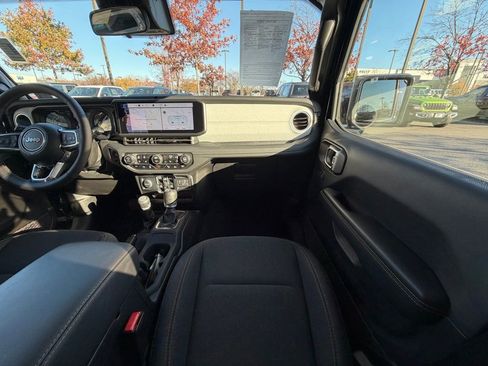 Used 2025 Jeep Wrangler Unlimited Sahara w/ Safety Group image 21