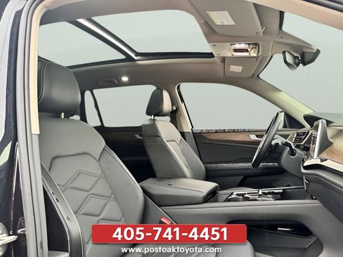 Used 2024 Volkswagen Atlas SE w/ Panoramic Sunroof Package FWD image 34