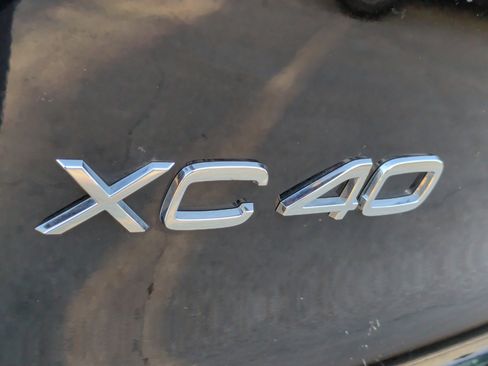 Used 2025 Volvo XC40 B5 Core image 13