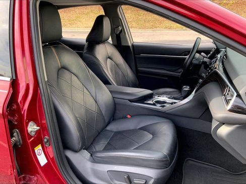 Used 2018 Toyota Camry XLE image 7