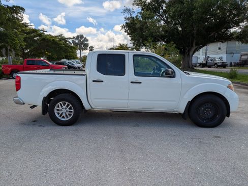 Used 2021 Nissan Frontier SV RWD image 3