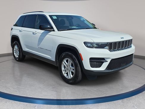 Used 2023 Jeep Grand Cherokee Laredo AWD/4WD image 3