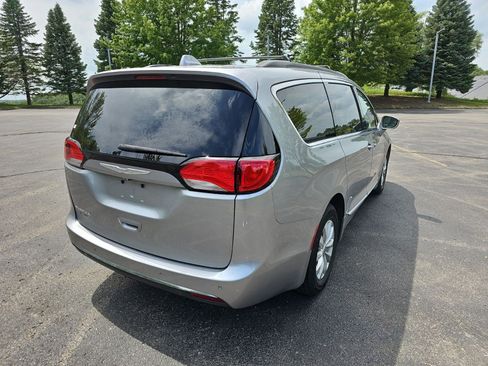 Used 2017 Chrysler Pacifica Touring-L FWD image 5