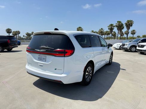 Used 2023 Chrysler Pacifica Touring-L FWD image 3