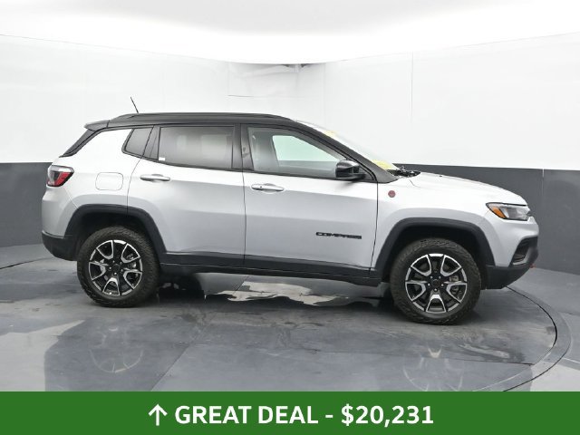 Used 2025 Jeep Compass Trailhawk AWD/4WD image 4