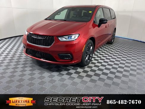 New 2026 Chrysler Pacifica Select image 3