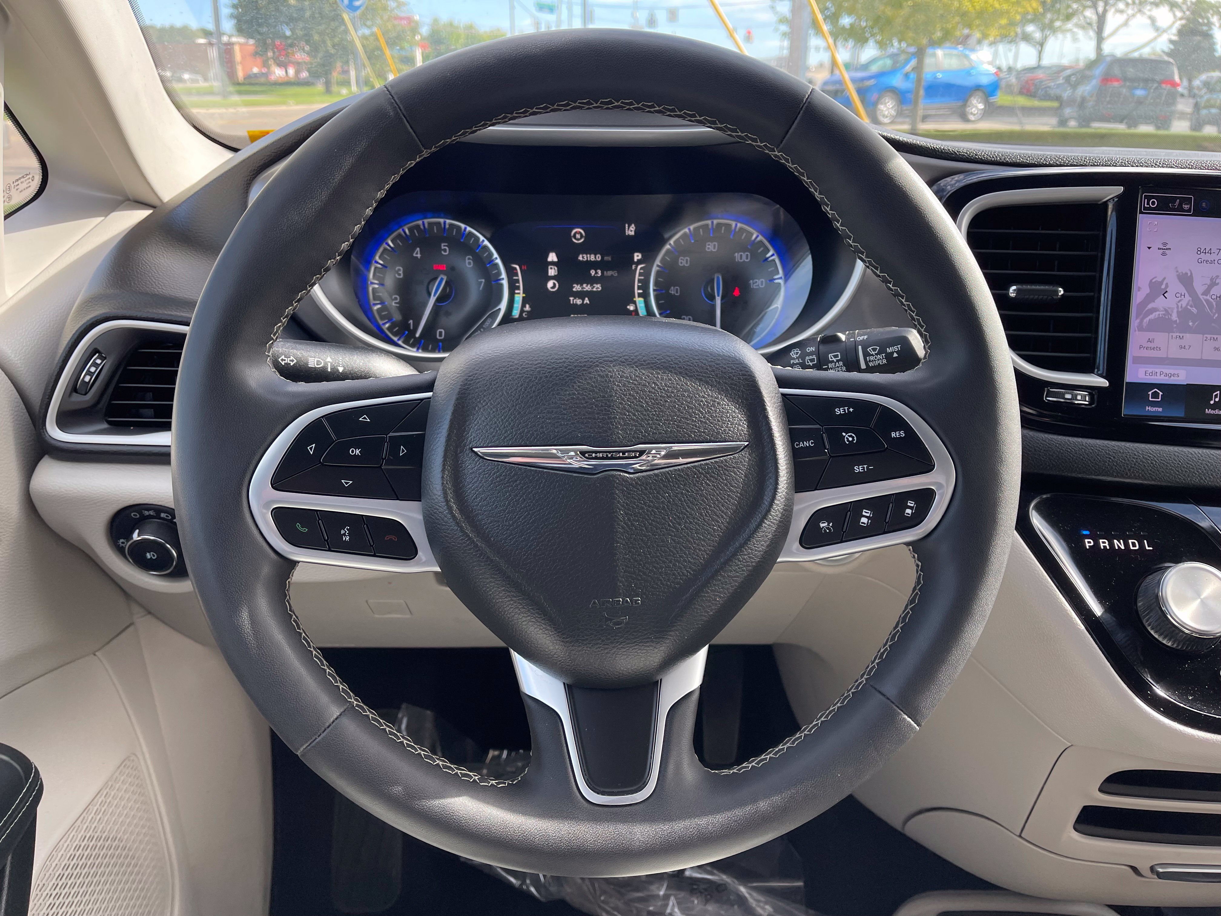 Used 2023 Chrysler Pacifica Touring-L FWD image 10