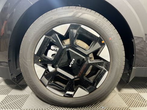 New 2026 Kia Carnival EX image 13