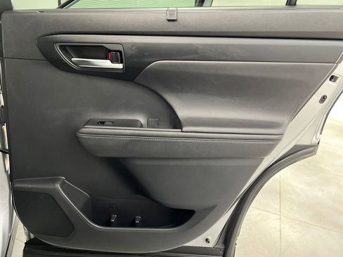 Used 2020 Toyota Highlander XLE image 21