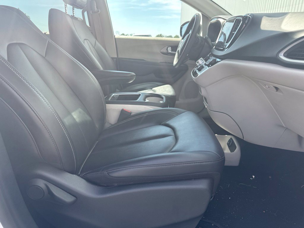 Used 2024 Chrysler Pacifica Touring-L FWD image 21