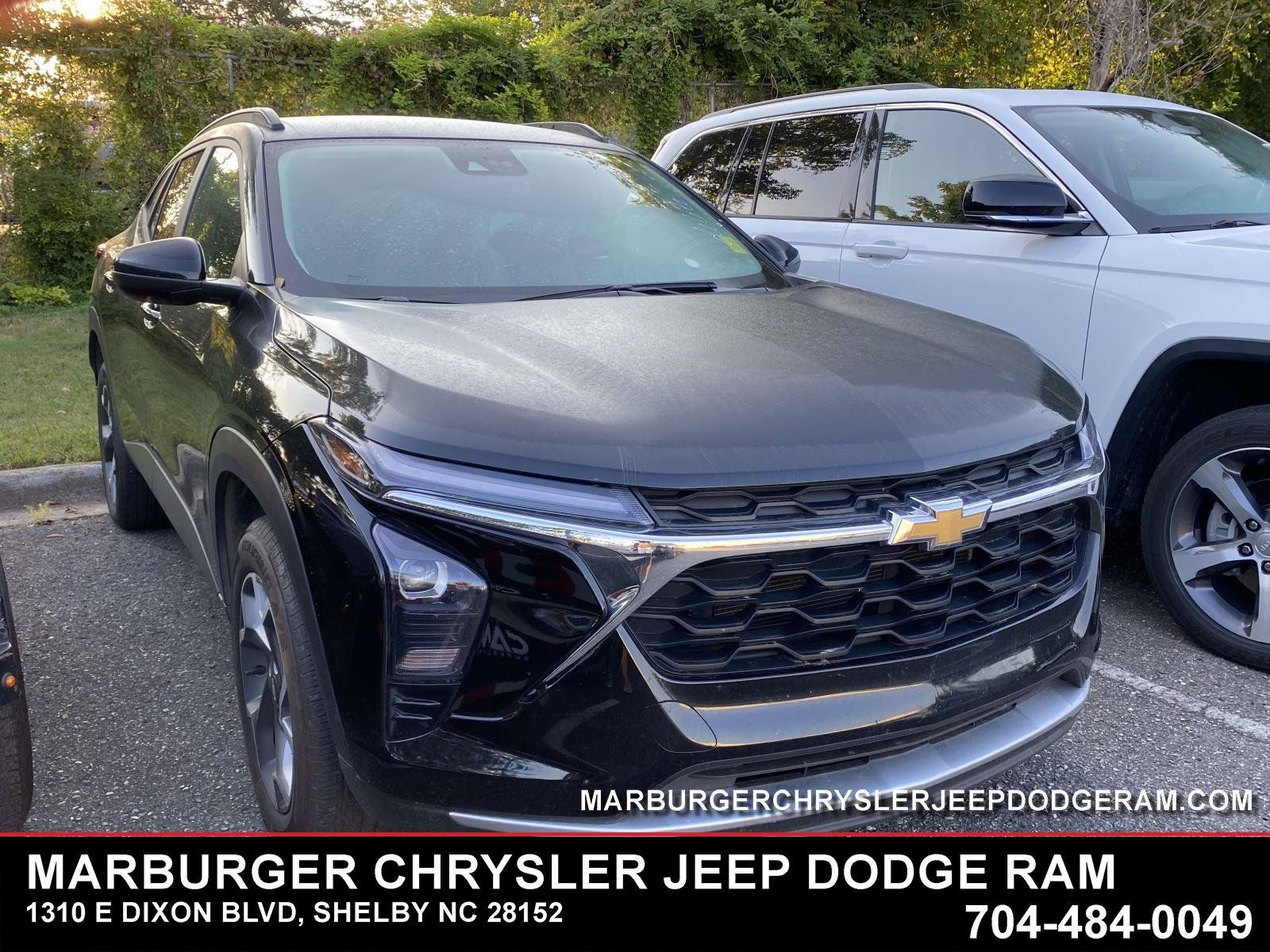 Used 2025 Chevrolet Trax LT FWD image 1