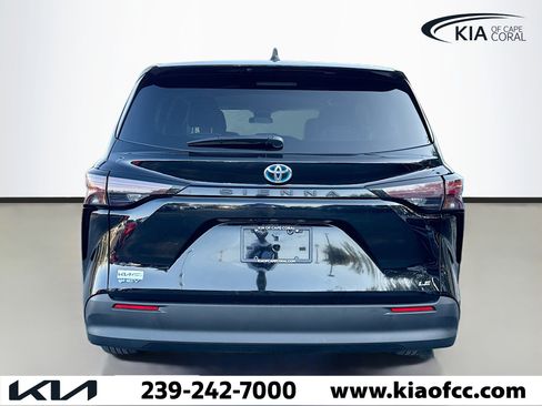 Used 2025 Toyota Sienna LE image 4