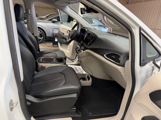 Used 2024 Chrysler Pacifica Limited FWD image 31