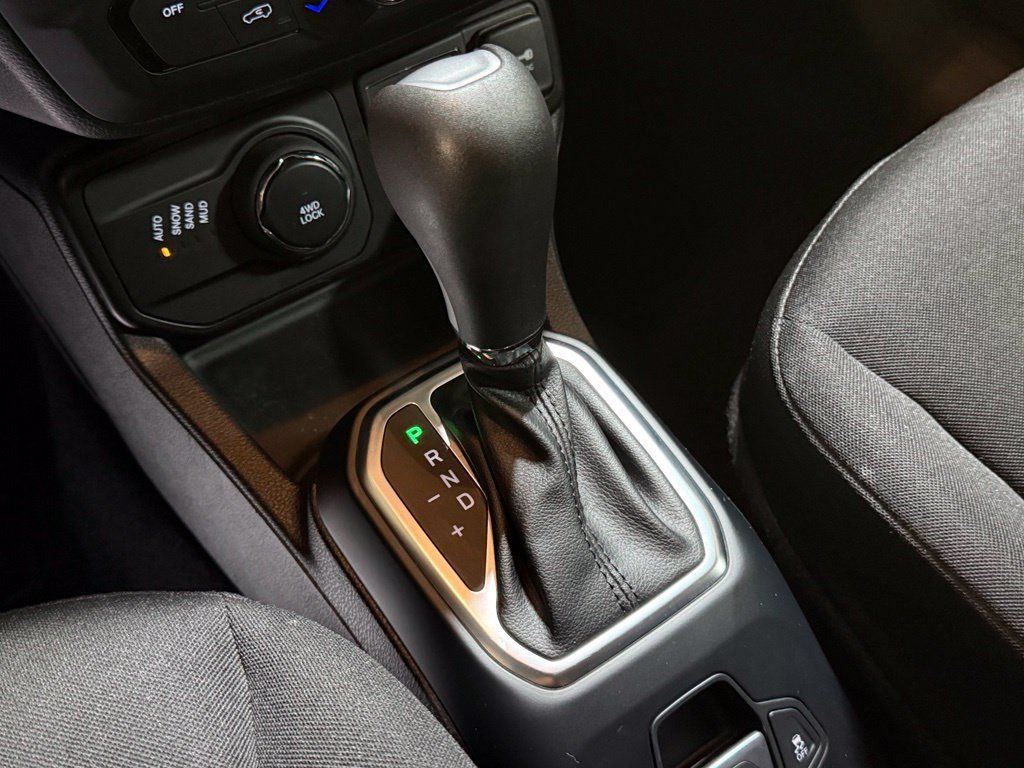 Used 2020 Jeep Renegade Latitude w/ Cold Weather Group AWD/4WD image 32