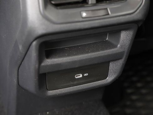 Used 2025 Volkswagen Taos SE image 16