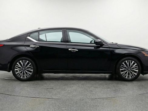 Used 2025 Nissan Altima 2.5 SV image 11