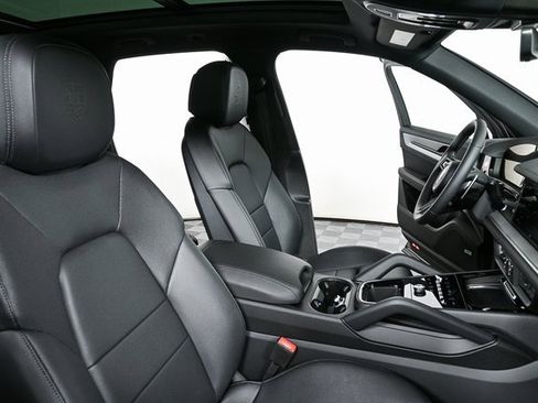 New 2025 Porsche Cayenne image 21