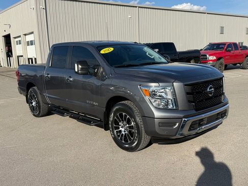 Used 2021 Nissan Titan SV w/ SV Convenience Package image 2
