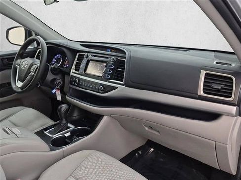 Used 2019 Toyota Highlander LE FWD image 24