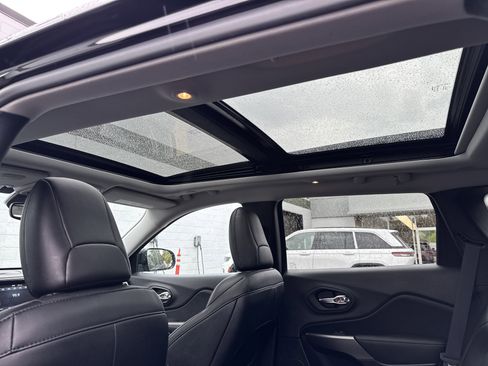 Used 2022 Jeep Cherokee Limited image 25