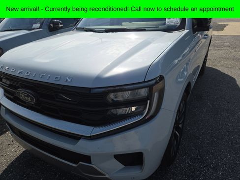Used 2025 Ford Expedition Platinum w/ Driver's Package AWD/4WD image 1