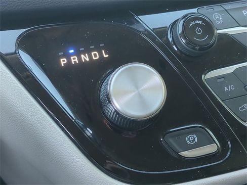 Used 2023 Chrysler Pacifica Touring-L image 38