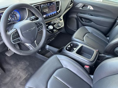 Used 2025 Chrysler Pacifica Select FWD image 10