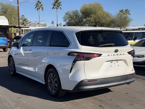 Used 2021 Toyota Sienna XLE image 7