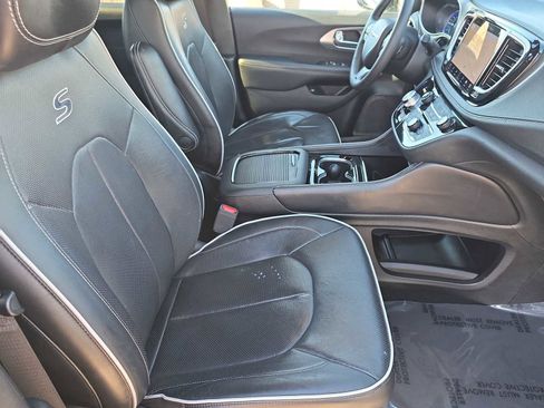 Used 2024 Chrysler Pacifica Premium image 17