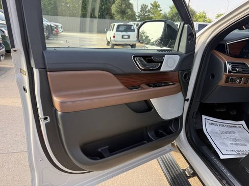 Used 2023 Lincoln Navigator Reserve AWD/4WD image 7