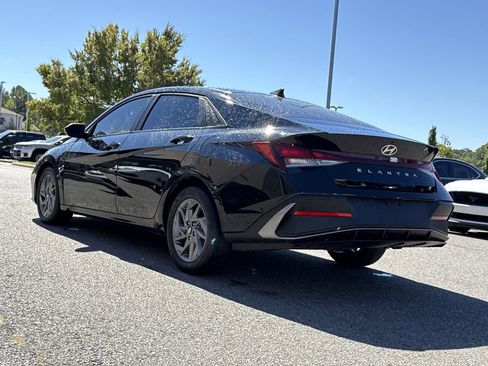 Used 2024 Hyundai Elantra SEL image 3