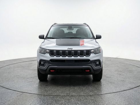 Used 2025 Jeep Compass Trailhawk image 2