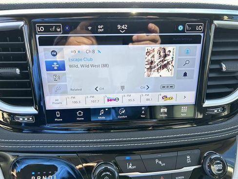 Used 2024 Chrysler Pacifica Select image 31