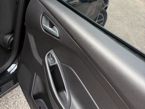 Used 2015 Ford Focus SE w/ SE Sport Package FWD image 22