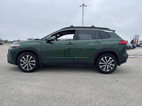 Used 2024 Toyota Corolla Cross XLE image 2