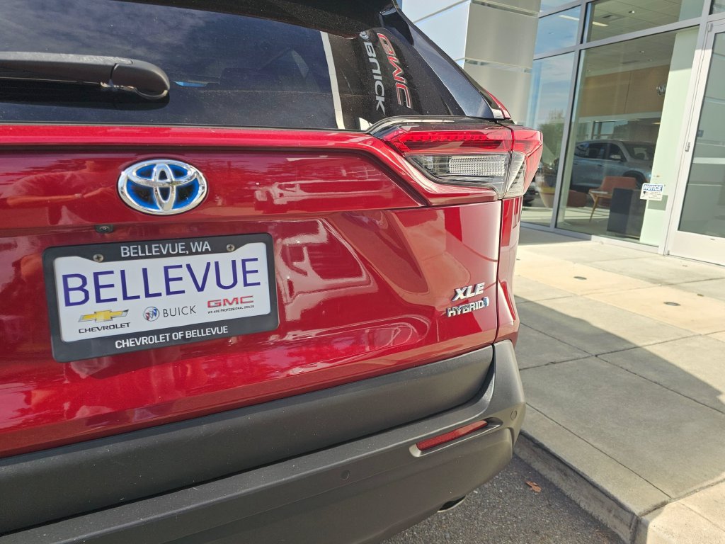 Used 2021 Toyota RAV4 XLE Premium AWD/4WD image 17