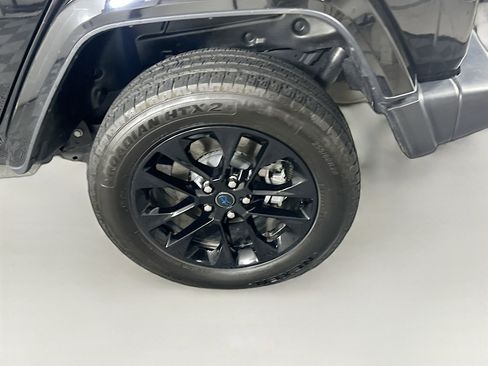 Used 2024 Jeep Wrangler Unlimited Sahara AWD/4WD image 11