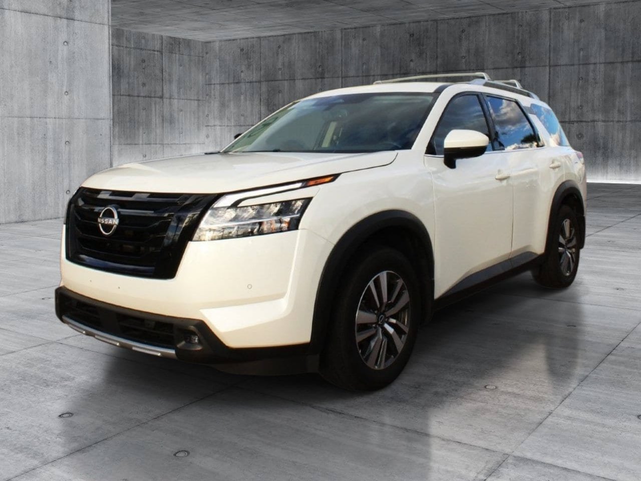 Used 2022 Nissan Pathfinder SL w/ SL Black Package FWD image 10