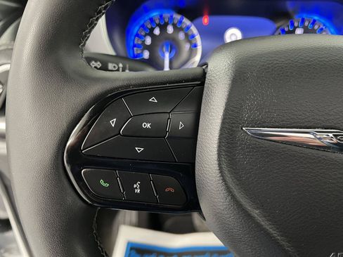 Used 2025 Chrysler Pacifica Limited FWD image 23