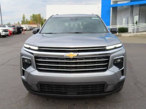 Used 2025 Chevrolet Traverse LT image 2