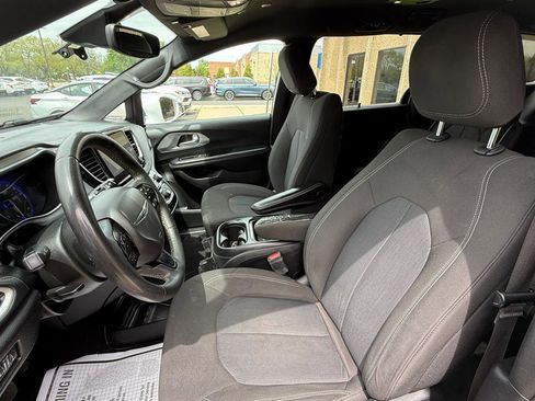 Used 2022 Chrysler Pacifica Touring FWD image 10