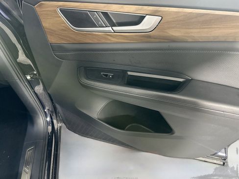 Used 2025 Volkswagen Atlas SE image 32