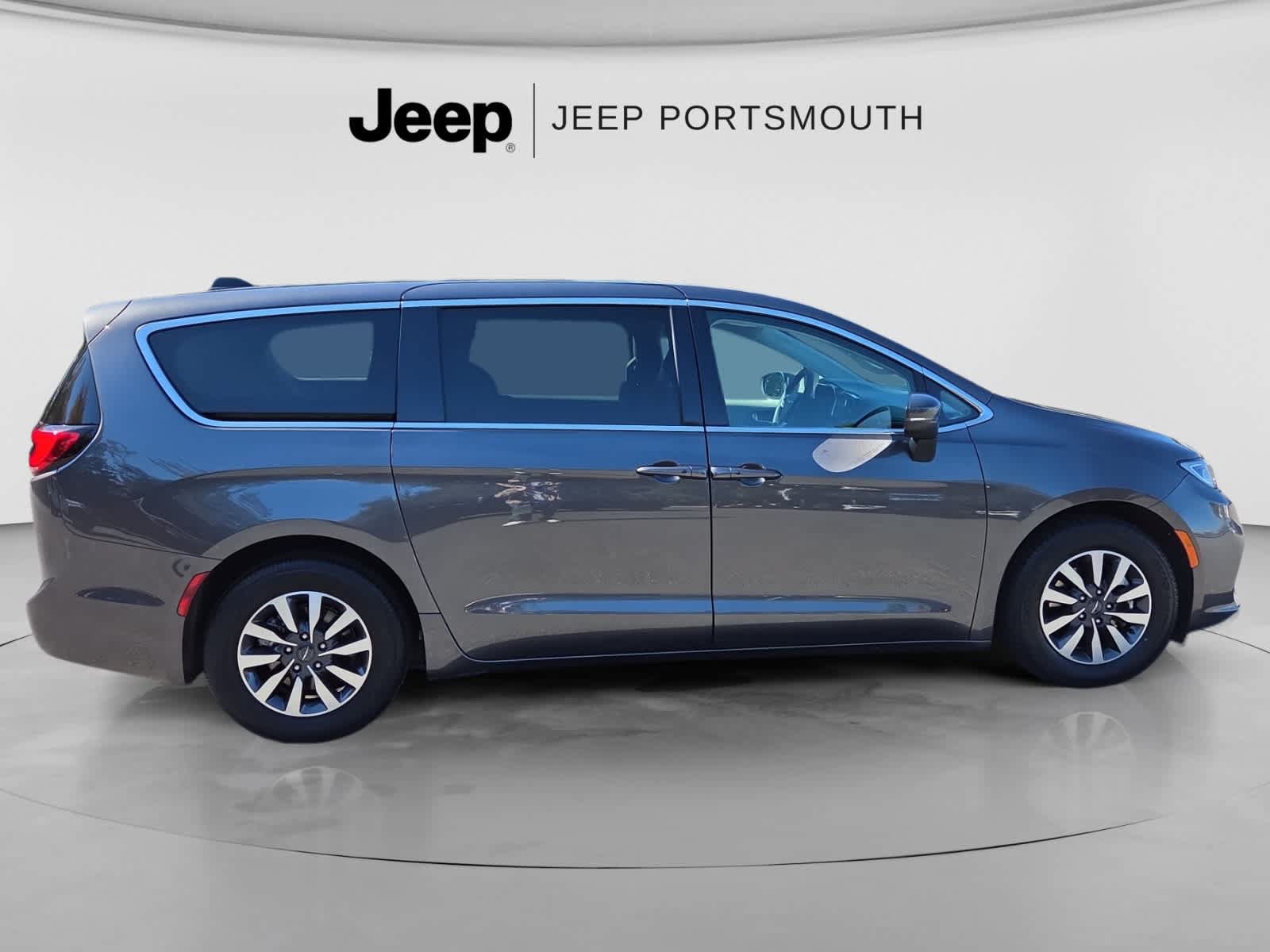 Used 2023 Chrysler Pacifica Touring-L FWD image 8