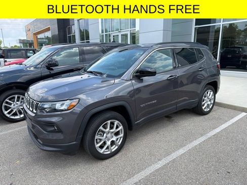 Used 2024 Jeep Compass Latitude AWD/4WD image 3