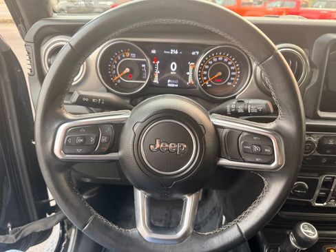 Used 2019 Jeep Wrangler Unlimited Sahara w/ Uconnect 4C Nav & Sound Group AWD/4WD image 18