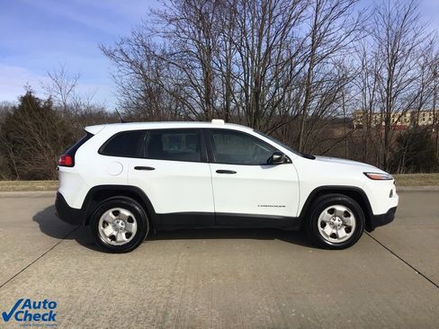 Used 2017 Jeep Cherokee Sport w/ Safety Group image 2