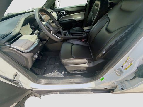 Used 2024 Jeep Compass Limited image 17