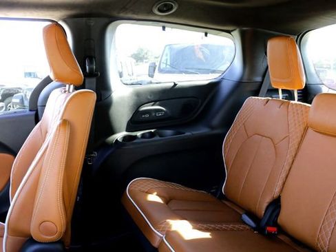 New 2026 Chrysler Pacifica Pinnacle image 21